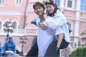 黄雅琼刘雨辰最新迪士尼游玩美照，小两口大秀恩爱甜甜蜜蜜！图片
