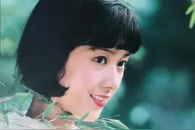 她是80年代最美挂历女神，一眼让人沉沦，息影30年，一回归就翻红图片
