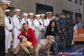 美国航母出海时，为何要招足女兵才启航？她们在船上的作用是啥？图片