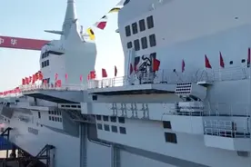 076两攻舰已下水，作用不亚于航母，中美博弈，解放军获得新优势图片
