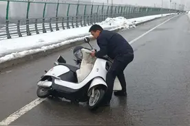 温暖冬日！路面结冰，看郑州街头公交驾驶员的暖心举动！图片