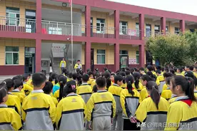 大荔县段家镇中心小学发放“防溺水安全提醒手环”图片
