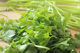 揭秘：为啥有人只吃芹菜，而不吃叶子？为了健康建议来看一看！图片