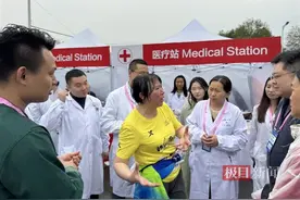 生死时速！马拉松赛道男子心跳骤停，身旁医生跑者紧急施救抢回心跳图片