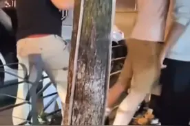 打不死你！嚣张老外吃饭不给钱还竖中指疯狂挑衅，惹怒暴躁小伙图片