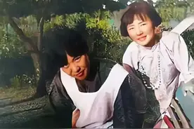 冰心和林徽因的唯一合影，因一坛醋结怨，墓碑被孙子泼油漆！图片