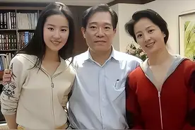靠“认爹上位” 的4位女明星，曾经不温不火，如今却混的风生水起图片