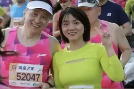 太古里牵手门事件复出？马拉松比赛董事长与女子被拍，公司澄清！图片