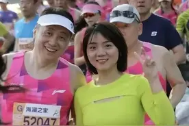 太古里牵手门事件复出？马拉松比赛董事长与女子被拍，公司澄清！图片