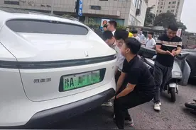 爱心汇聚！郑州一女子被卷入车底，路人纷纷变身“抬车侠”！图片