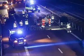 江北红旗河沟天桥惊现惨烈车祸，AMG GT50严重事故引发关注图片