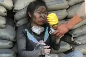 17年那个靠卖惨走红的“水泥妹”，骗局被揭穿后，如今成了这样图片