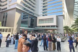 缅甸发生7.9级地震 越南胡志明市民众到户外避难图片
