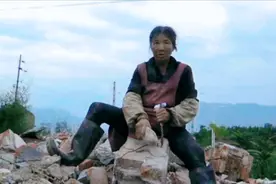 60岁甘肃流浪女人，捡了5年破砖烂瓦，在垃圾堆上建起一座城堡图片