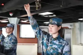 太飒了！95后女兵操纵山东舰航母驰骋大洋图片