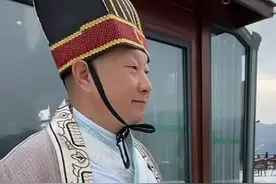 刘文新一副古装茶圣般展示茶山，这要把茶山打造成陕西大唐不夜城图片