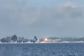 多艘登陆舰包围海域，轰-6地毯式轰炸海滩，央视曝光重要信息图片