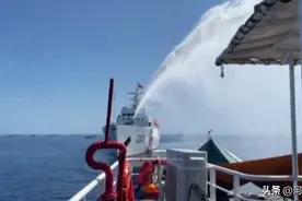 霸气，更多现场视频曝光，中国海警船左右开弓同时对菲舰发射水炮图片