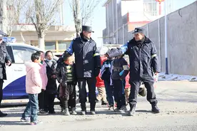 “叔叔，我们可以和你们一起执勤吗？”图片