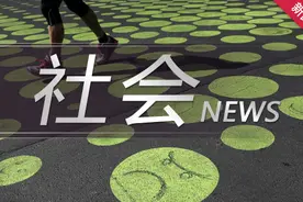 九旬老伯买菜回家 忘了钥匙又忘老伴儿图片