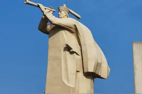 登上刘公岛，拜谒民族英雄邓世昌图片