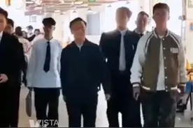 学生穿行政夹克模仿领导“视察” 视频引发广泛关注 校方:学生出于好奇模仿 会正确引导图片