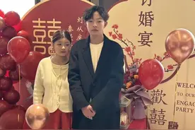 18岁男子和17岁女友订婚，小时候看大人结婚，长大后看小孩结婚图片