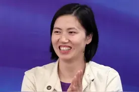 44岁周苏红面容苍老，与瘫痪5年丈夫离婚，嫁大8岁富豪丈夫图片