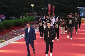 辽篮庆功宴！辽宁书记省长出席，红毯铺到宾馆门前，杨鸣地位真高图片