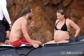 小丑女穿泳装晒孕肚，携丈夫意大利度假，产期临近也大胆骑汽艇图片