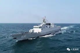 中国海军救助1名菲律宾受伤渔民图片