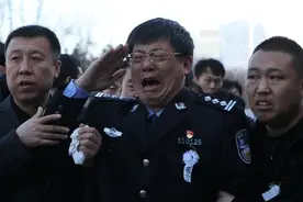 29岁民警与罪犯搏斗，身中6刀英勇牺牲，警察父亲含泪送别图片