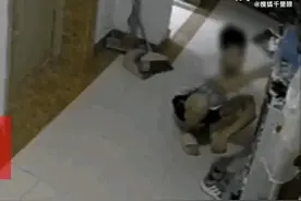 三观尽毁！男子楼道跪舔女鞋40分钟，女子吓得不敢动弹！图片