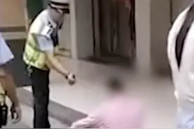 不听执法人员劝阻，广西一男子被喷辣椒水后抬走？警方：涉事民警辅警停止执行职务图片