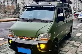 五菱之光打造绿色战车，小面包改装露营车自驾游，低投入床车旅行图片