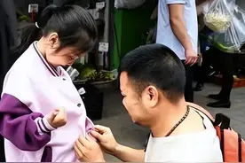 妞妞，你真棒！6岁小姑娘帮聋哑修脚工爸爸当“翻译”，让他可以和顾客顺畅交流图片