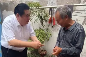 姜萍因学费问题没选择读高中，走红后已有当地企业去姜萍老家看望，送给姜父5000元图片