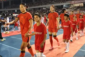牵着中国女足球员的手 重庆“追风”女孩走上国际赛场图片