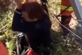 四川成都 一女子野外采摘时不慎掉进荒井中，下半身被水淹没，情况紧急图片