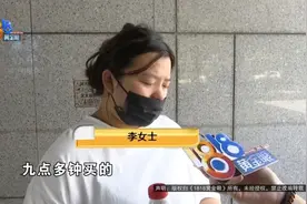 瓶口“黑绿色”，找到店里，店长的做法把她惊呆了图片