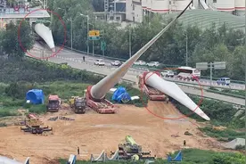 高速公路开口设巨型风电叶片转运场，过往司机担心安全隐患，职能部门：临时开口，有安全保障方案图片