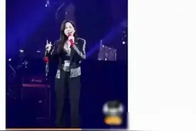 于文文演唱会着装，紧身裤显身材却显尴尬，网友直呼不够得体。图片