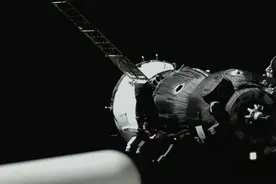 俄“联盟MS-26”载人飞船与国际空间站完成对接图片