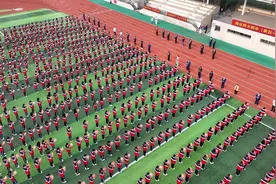 两千学子齐诵读 琅琅书声贯长空图片