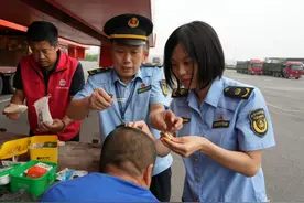 货车司机在高速公路上受伤，高速执法人员紧急救助图片