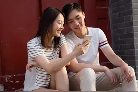我回村里吃席偶遇初恋女友，被邻居安排坐她旁边，弄得我不知所措图片