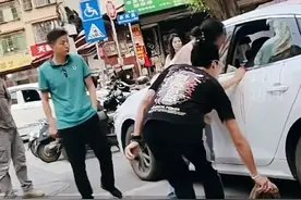 男子好心帮女子砸车窗救人，结果里面没有人，网友评论区笑不活了图片