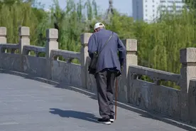 六十岁以后还单身的男人，不建议再找伴侣，后果很严重图片