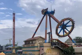 重庆一大摆锤停摆，数十名游客被倒挂最高点，景区回应引发热议图片