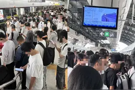 市民吐槽深圳地铁11号线新车上线调度混乱！官方：加紧修复图片
